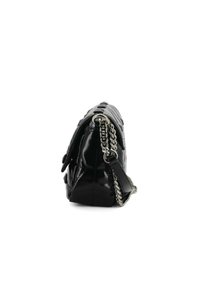 Borsa a mano in pelle verniciata nera con texture a quadri, tracolla in catena argentata e forma rettangolare strutturata. Presenta una tasca laterale e dettagli metallici.