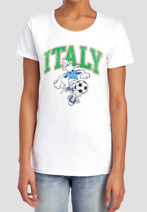 Weißes T-Shirt mit grünem "ITALY"-Text und einer Cartoon-Entenfigur, die Fußball spielt und blaue Sportbekleidung sowie Sneakers trägt.