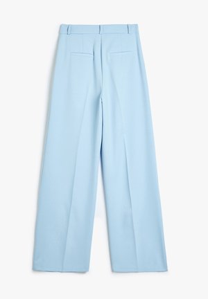 Pantalons larges bleu clair en tissu lisse, dotés d'une taille haute, de passants de ceinture et de deux poches arrière. Taillés avec une finition soignée.