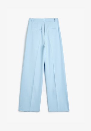 Pantaloni ampi di colore azzurro chiaro realizzati in tessuto morbido, caratterizzati da vita alta, passanti per cintura e due tasche posteriori. Cuciti con una finitura pulita.