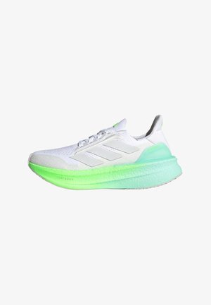 Chaussure de course Adidas blanche avec semelle amortie dégradée vert clair et trois bandes blanches sur le côté, isolée sur fond blanc.