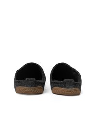 Grijze vilt slippers met een zachte textuur, ronde vorm en rubberen zolen. Ontwerp met open achterkant met een eenvoudige stoffen accent aan de bovenkant.