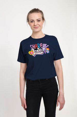 CARE BEARS UNLOCK THE MAGIC SHARE LOVE - T-shirt z nadrukiem