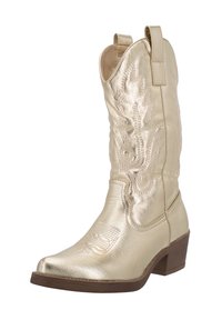 Bota vaquera metálica dorada con punta afilada, superficie texturizada, costuras decorativas, lengüetas y un tacón cuadrado apilado.