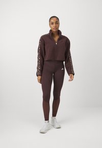 adidas Sportswear ESSENTIALS 3 STRIPES ANIMAL PRINT CROPPED QUARTER ZIP  - Fleecegenser - shadow brown/white