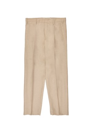 Beige maßgeschneiderte Hose mit Gürtelschlaufen, seitlichen Schlitztaschen, Bügelfalte vorne und geradem Beinverlauf, flach auf weißem Hintergrund ausgebreitet.