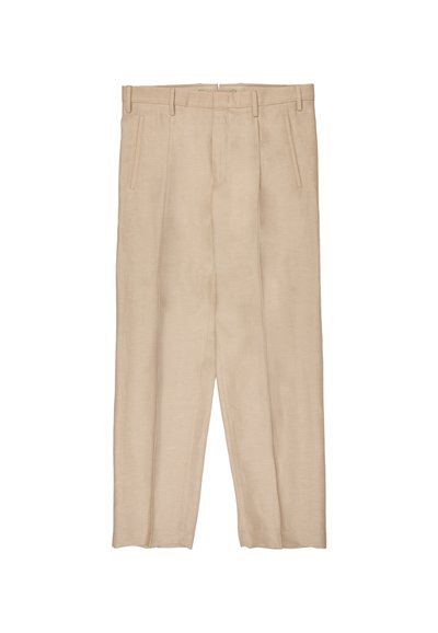 Pantalon beige sur mesure avec passants de ceinture, poches latérales fendues, pli avant, et coupe jambe droite, posé à plat sur un fond blanc.
