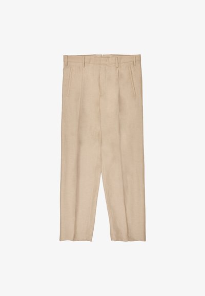 Pantalon beige sur mesure avec passants de ceinture, poches latérales fendues, pli avant, et coupe jambe droite, posé à plat sur un fond blanc.