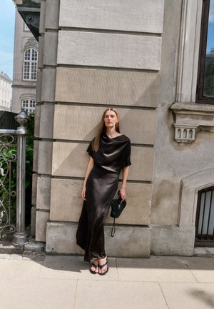 Soaked in Luxury, SLEVILIA - Robe longue - ganache