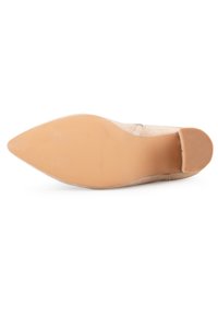Chaussure à bout pointu avec une tige beige texturée et une semelle en caoutchouc lisse de couleur marron clair. Dotée d'un petit talon pour une élévation supplémentaire.