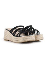 Sandalias de cuña de ante negro con una plataforma de estilo de cuerda. Presentan múltiples tiras entrecruzadas y una suela lisa. Altura: aproximadamente 7.5 cm.