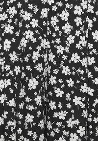 Černá látka s bílým květinovým vzorem, která obsahuje malé a detailní květiny. Světlá, hladká textura s jednotným vzorem po celém povrchu.