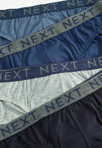 Három pár férfi alsónemű sötét tengeri kék, kék és szürke színben, rugalmas derékpánttal, melyen kontrasztos színben a "NEXT" felirat található.