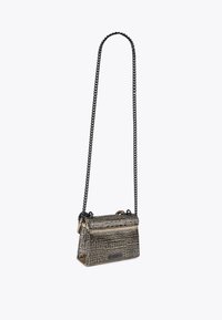 Borsa a tracolla metallica con un motivo testurizzato a griglia, una tracolla in catena nera e una chiusura a pattina frontale. La base è rettangolare.