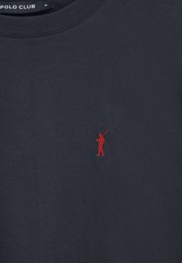 T-shirt in cotone blu navy con un piccolo logo del golfista ricamato di colore rosso sul lato sinistro del petto, con un classico collo a giro e maniche corte.