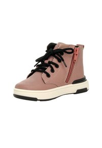 Sneaker alta rosa con lacci neri, zip laterale, suola bianca e dettagli neri sulla suola.
