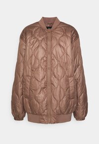 Brun quiltet bomberjakke med lynlås fortil, ribbet krave og manchetter samt sidelommer. Stoffet er glat med en subtil glans.