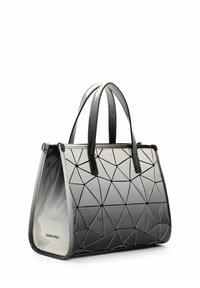 Torba o geometrycznym wzorze w czerni i bieli z błyszczącym wykończeniem, charakteryzująca się sztywną formą i podwójnymi uchwytami. Nazwa marki widoczna w środku.