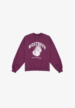 Lilla sweatshirt med teksten "WRSTBHVR" og "Sweet but Savage" i hvid. Ribbet halsudskæring og ærmer, blødt bomuldsstof. Klassisk pasform.
