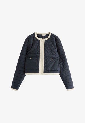 Marineblå quiltet cropped jakke med cremefarvede detaljer, med rund halsudskæring, frontlynlås og to påsyede lommer med guldknapper.