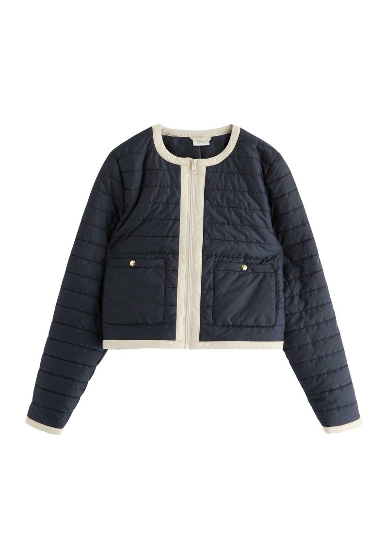 Marineblå quiltet cropped jakke med cremefarvede detaljer, med rund halsudskæring, frontlynlås og to påsyede lommer med guldknapper.