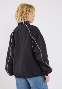 YOURTURN UNISEX - Viegla jaka - true black
