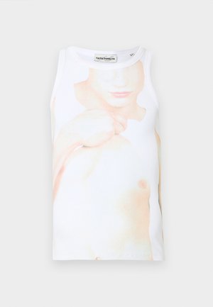 Débardeur blanc avec une texture douce et lisse, présentant une grande impression photographique estompée d'un torse sur le devant. Design dos nageur.