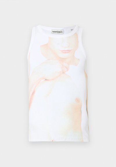 Λευκό αμάνικο τοπ με απαλό, λείο ύφασμα, με μεγάλο, ξεθωριασμένο φωτογραφικό αποτύπωμα ενός κορμού στο μπροστινό μέρος. Σχεδιασμός με racerback.