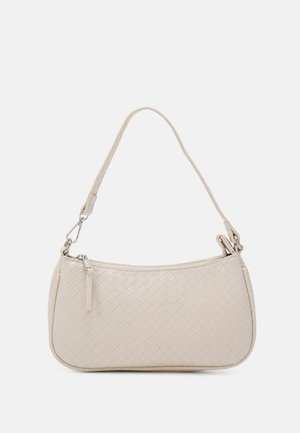 Beigefarbene gewebte Lederhandtasche mit einem einzigen Reißverschluss und einem verstellbaren Schultergurt, der an einer Seite befestigt ist.