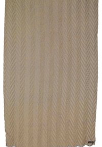 Tejido de sarga en color beige claro con superficie texturizada, que presenta sutiles variaciones de color y bordes deshilachados. Adecuado para tapicería o mantas.