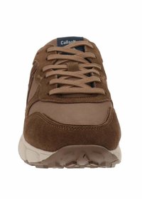 Zapatilla de ante marrón con acentos de malla, puntera redonda y cierre de cordones plano. Suela de goma blanca con agarre texturizado. Marca en la lengüeta.