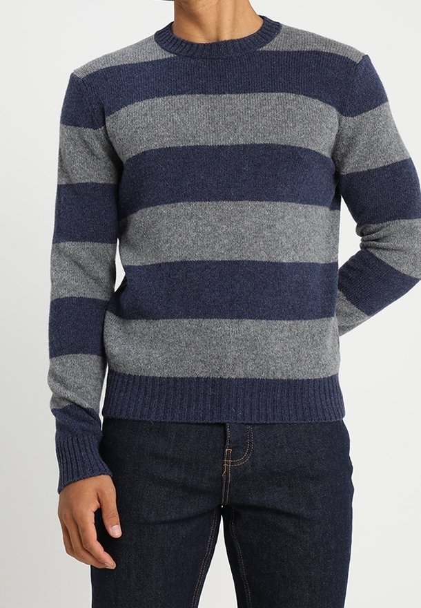 Mörkblå och grå randig ulltröja med rund halsringning, ribbstickade muddar och fåll. Mjuk textur med en normal passform.