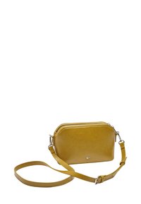 Żółta skórzana torba crossbody z dwiema kieszeniami na zamek, płaskim kształcie, regulowanym paskiem i srebrnymi akcentami.