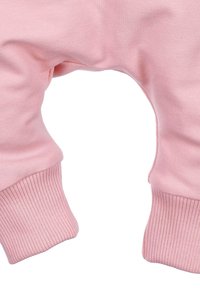 Jasnoróżowy bawełniany kombinezon z prążkowanymi mankietami, miękką teksturą i zaokrąglonym krojem nogawek dla komfortu i swobody ruchów.