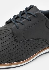 Pier One Stringate sportive - black