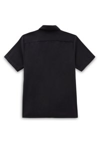 Camisa negra de manga corta hecha de un tejido suave, con cuello inglés y bajo recto con un solo canesú en la parte posterior.