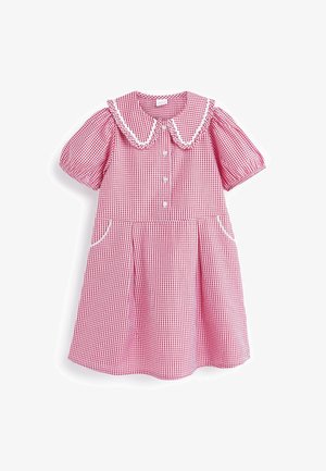 Robe vichy rouge et blanche, avec un col volanté, des manches courtes bouffantes, un devant à boutons et des poches latérales. Design de jupe plissée.