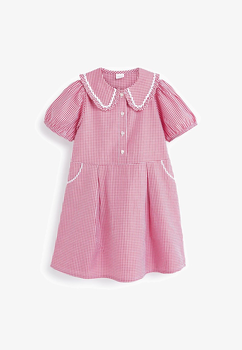 Robe vichy rouge et blanche, avec un col volanté, des manches courtes bouffantes, un devant à boutons et des poches latérales. Design de jupe plissée.