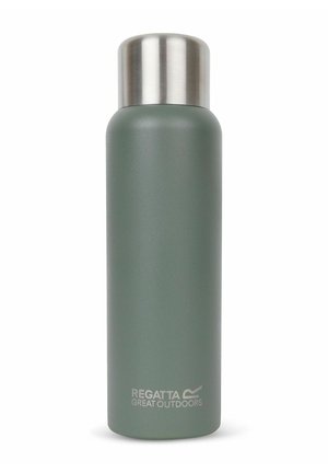 Botella de agua de acero inoxidable aislada en verde con tapa plateada y logo "Regatta Great Outdoors" cerca de la base.