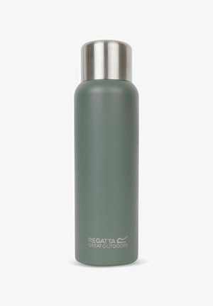 Botella de agua de acero inoxidable aislada en verde con tapa plateada y logo "Regatta Great Outdoors" cerca de la base.