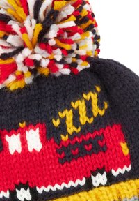 Bonnet en tricot de couleur bleu marine foncé, avec un pompon coloré et des motifs rouge, jaune et blanc. Les détails en couture comprennent un motif de train.
