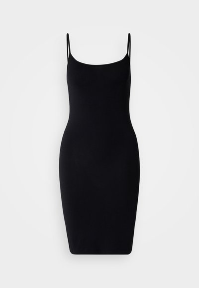 Robe noire ajustée, sans manches et à bretelles spaghetti, en tissu lisse ; design simple et élégant, longueur genou avec un ourlet droit.