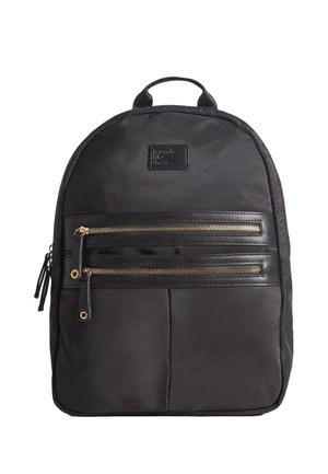 Čierny batoh s dvoma horizontálnymi prednými vreckami na zips, koženými jazdcami na zips a horným nosným rukoväťou na bielom pozadí.