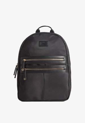 Čierny batoh s dvoma horizontálnymi prednými vreckami na zips, koženými jazdcami na zips a horným nosným rukoväťou na bielom pozadí.