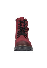 Bottines en toile rouge avec des lacets noirs, un bout arrondi et une semelle en caoutchouc texturée. Comprend une fermeture éclair sur le côté et un détail de doublure en tissu.