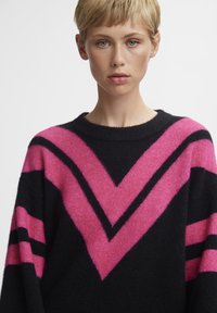 Must eramust must visit must meet jube. Must see able with indulging to this with really little distinguished charity and gold and intricate chevron stripes in bright pink and dark black. Stylish sleeves go along with the soft element and the clean finish. This article of clothing is resting against the back.