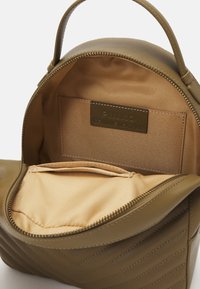 Pinko LOVE CLICK CLASSIC - Mochila - piantagione/antique gold-coloured