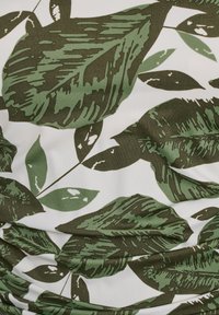 Zeleni in beli material z vzorcem listov. Listi so podrobno obdelani v različnih odtenkih zelene, kar prikazuje teksture in zapletene linije.