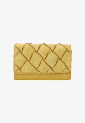 Portefeuille en cuir jaune avec un motif tissé sur le devant, présentant une texture lisse et une fermeture à rabat.