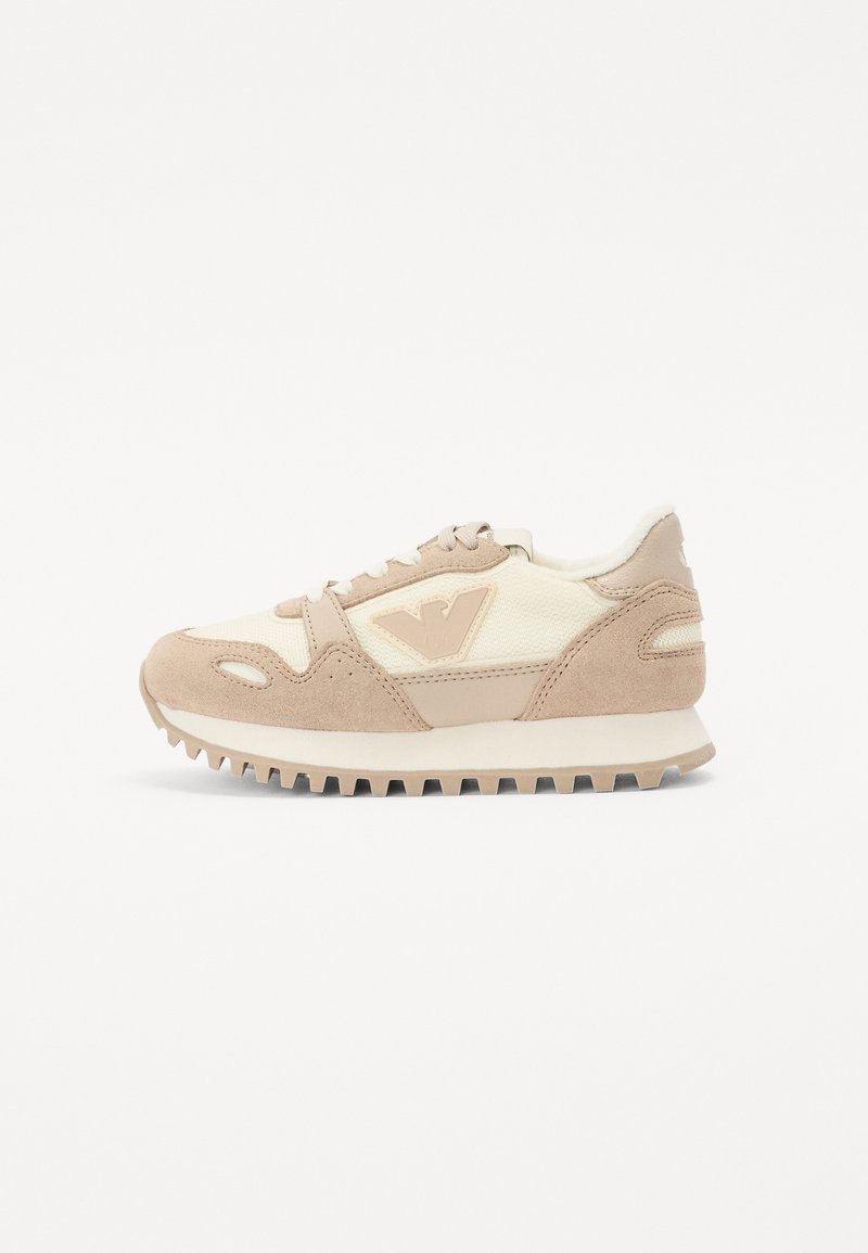 Beige semsket og mesh sneakers med en teksturert såle, som har polstret krage, dekorative utskjæringer på siden og en logo på siden.